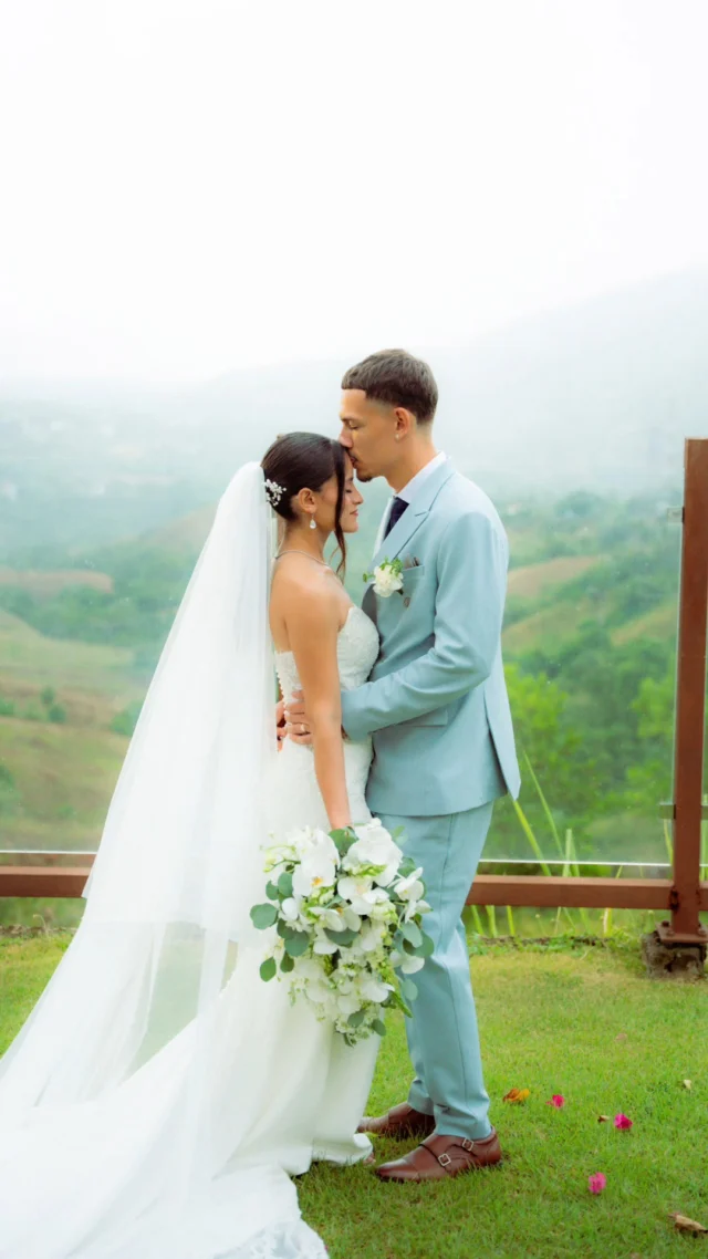 ¿Y si llueve el día de tu boda? 🌧️🤍⁣
⁣
No dejes que esa preocupación robe protagonismo a uno de los días más importantes de tu vida. Al momento de planificar tu boda, asegúrate de contar con un plan B y con un equipo preparado para responder ante cualquier imprevisto.⁣
⁣
📩 Contáctanos y comencemos a planificar tu gran día.⁣
⁣
#OEWeddings #WeddingPlanner #BodasRD #WeddingPlanning #BodasEnRepublicaDominicana