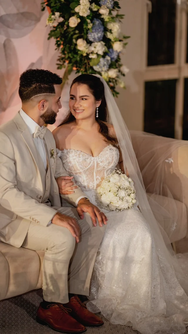 Algunas de las fotografías más especiales de una boda no suceden por casualidad. 📸💍⁣
⁣
Un spot de fotos bien pensado invita a detenerse, compartir y crear recuerdos que permanecerán mucho después de ese día. Es un espacio diseñado para que cada imagen tenga un significado especial. 👰🤵⁣
⁣
¿Imaginas una boda donde cada espacio tenga un propósito? Nosotros la hacemos realidad. 🤍💐⁣
⁣
#OEWeddings #WeddingPlanner #BodasRD #BodasEnRepublicaDominicana #DestinationWeddingg
