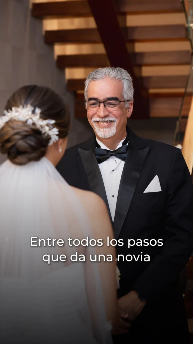 Hay momentos que permanecen para siempre, y compartirlos con papá los hace aún más especiales. 🤍⁣⁣
⁣⁣
Su abrazo, su mirada y el orgullo con el que acompaña a su hija hablan de un amor que ha estado presente desde el primer día y que seguirá acompañándola en cada nueva etapa. ✨⁣⁣
⁣⁣
Hoy celebramos a todos los padres que, con su amor, su ejemplo y su apoyo incondicional, dejan una huella que permanece para toda la vida.⁣⁣
⁣⁣
¡𝗙𝗲𝗹𝗶𝘇 𝗗í𝗮 𝗱𝗲 𝗹𝗼𝘀 𝗣𝗮𝗱𝗿𝗲𝘀! 💙👨‍👧⁣⁣
⁣⁣
#OEWeddings #DíaDelPadre #WeddingPlanner #BodasRD #MomentosInolvidables