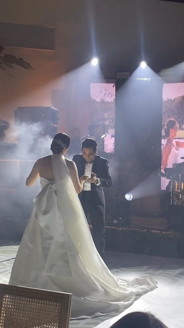 Cada boda merece volver a vivirse. 💍✨⁣
⁣
Este #TBT nos recuerda una celebración llena de momentos que siguen emocionándonos como el primer día: 🤍 la llegada de los invitados, los detalles cuidadosamente preparados, el "sí, acepto", las sonrisas, los abrazos y una historia de amor que tuvo el escenario perfecto. 💐🥂⁣
⁣
Gracias por permitirnos ser parte de recuerdos que permanecen para siempre. ✨🤍⁣
⁣
#OEWeddings #WeddingPlanner #DestinationWedding #LuxuryWedding #WeddingInspiration