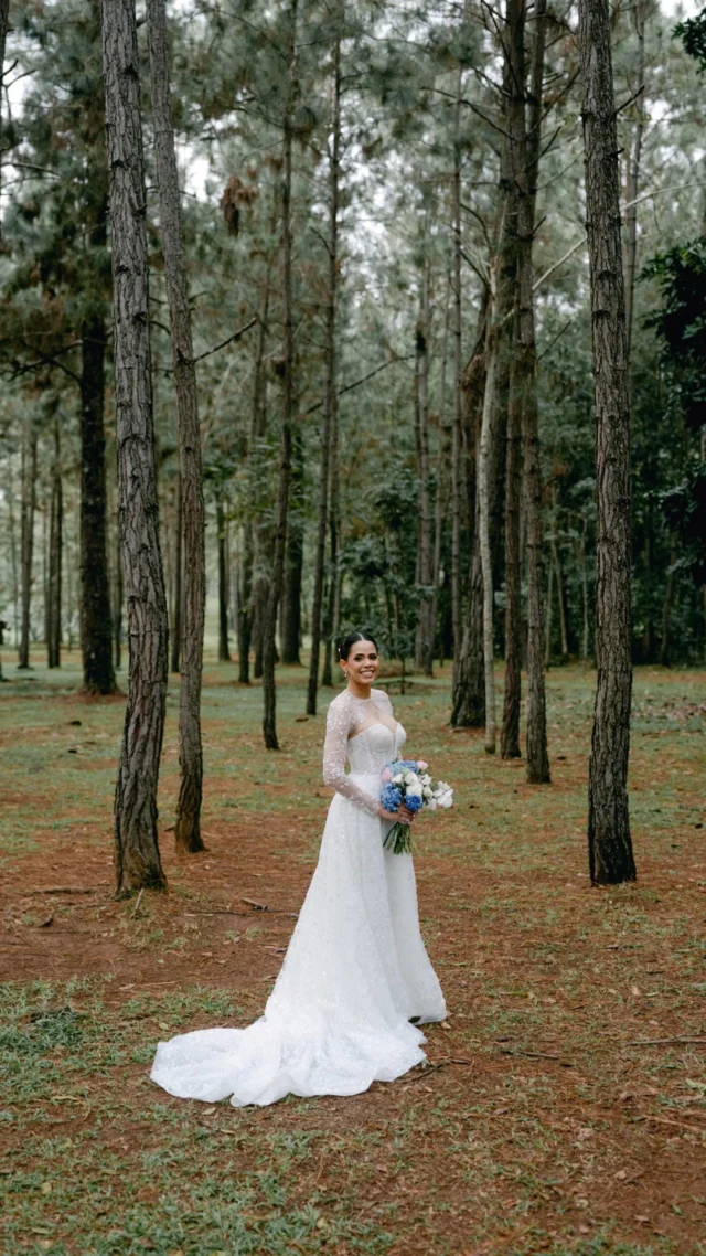 El bouquet es uno de los complementos más especiales de una novia. 💐🤍

Flores, colores y texturas se combinan para crear una pieza que acompañe su estilo y mantenga armonía con la estética de la boda. ✨

En esta boda tuvimos el privilegio de ser parte a través del diseño y la decoración, y agradecemos especialmente a @emelinsosaevents, Wedding Planner de esta hermosa celebración, por la confianza y la oportunidad de permitirnos aportar a un día tan especial. 🤍

#OEWeddings #WeddingDesign #WeddingDecor #BouquetDeNovia #BodasRD