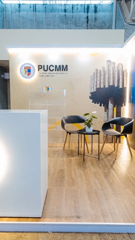 Una presencia que representa a la marca desde el primer vistazo. ⁣
⁣
Así quedó el stand de PUCMM en Expo Acero, una propuesta que llevamos a la realidad cuidando su imagen y la manera en que se presentaría ante cada visitante. ⁣
⁣
Tu marca también puede destacar en su próximo evento. ⁣
Confía su montaje a OE Corp. 🤝⁣
⁣
#OECorporativo #ExpoAcero #DiseñoDeStands #MontajeDeStands #EventosCorporativos